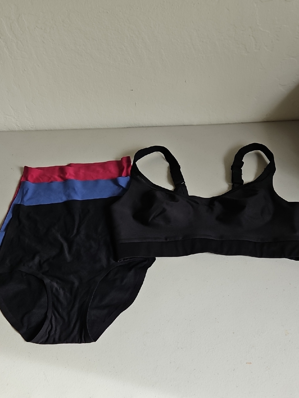 CHANTELLE 3 Pair Soft Stretch One-Size Seamless Briefs + Soft Stretch Bra